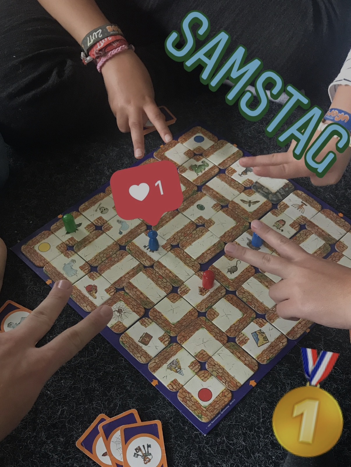 Kinder spielen gemeinsam ein Brettspiel