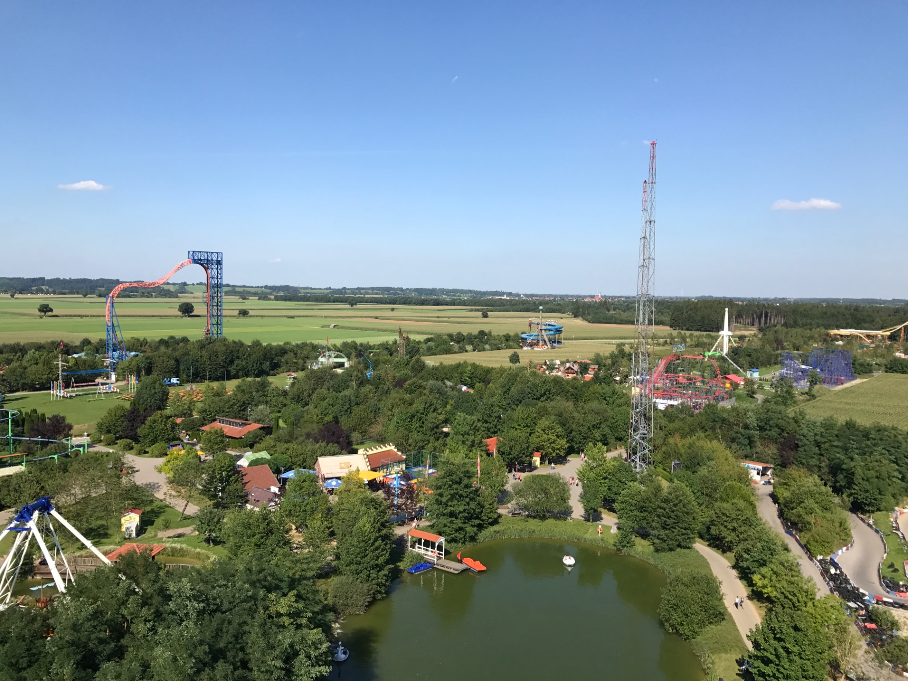 Ausblick über einen Freizeitpark als Ziel für bewegte Ausflüge