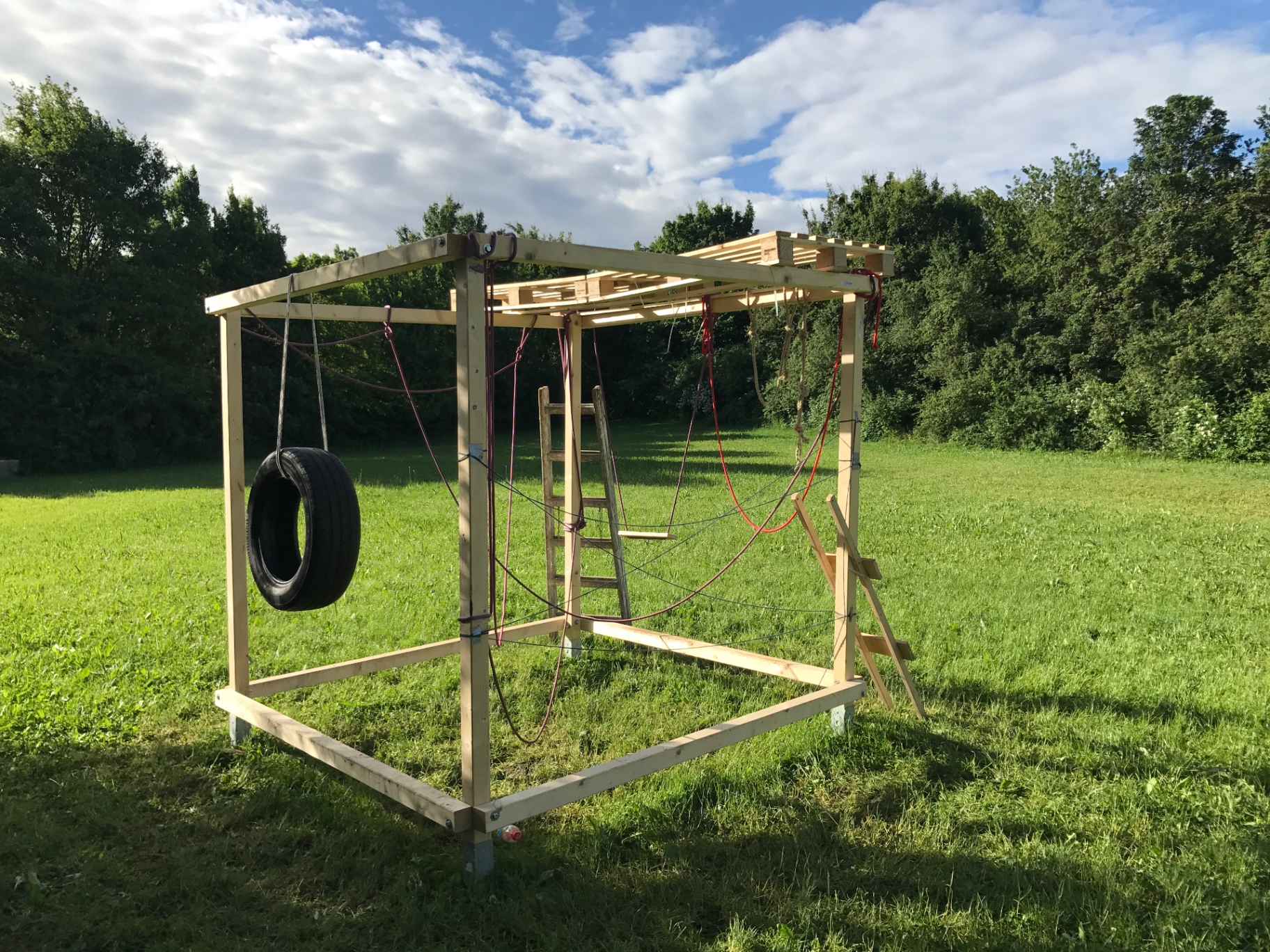 Kinder am Klettergerüst