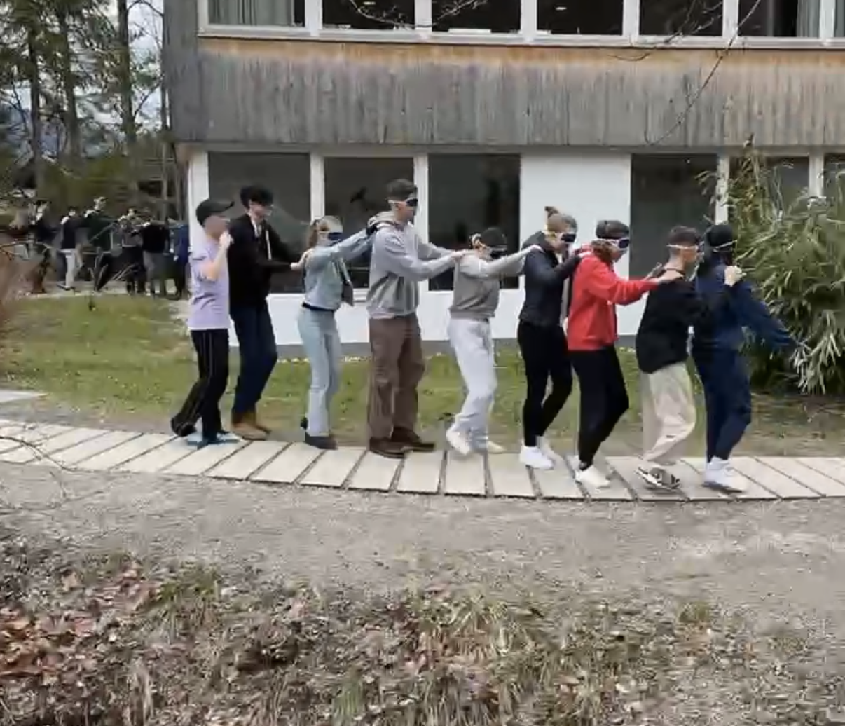 Gruppe bei einem Bewegungsspiel in Raupenformation