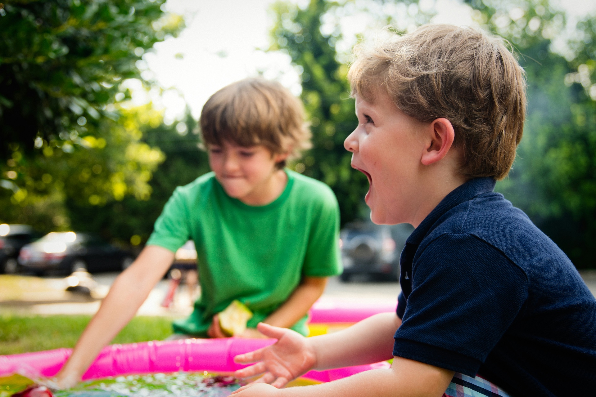 Kinder beim Planschen im Sommer bei der juvela Betreuung