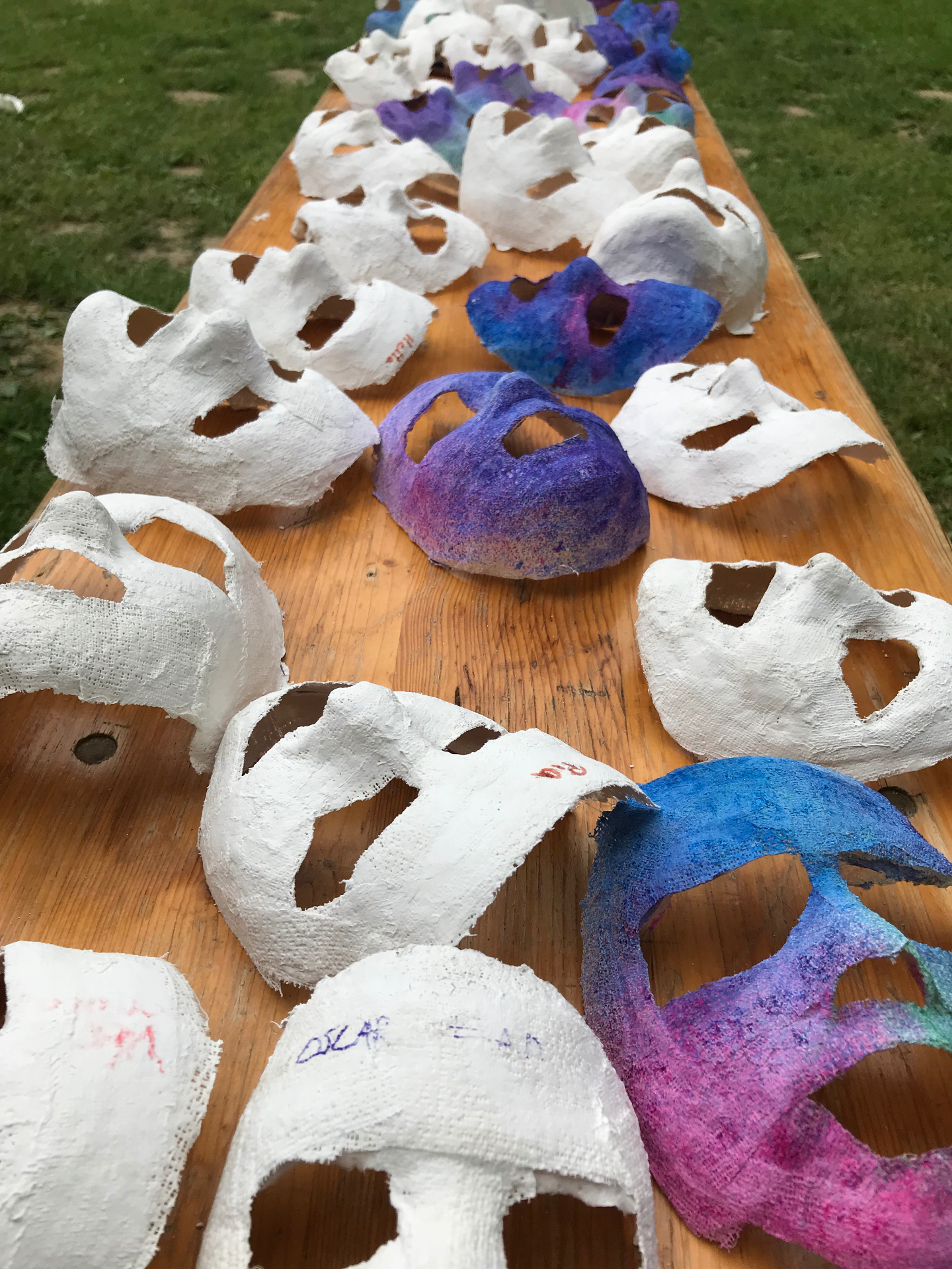 Selbst gebastelte bunte Masken aus der Kreativwerkstatt