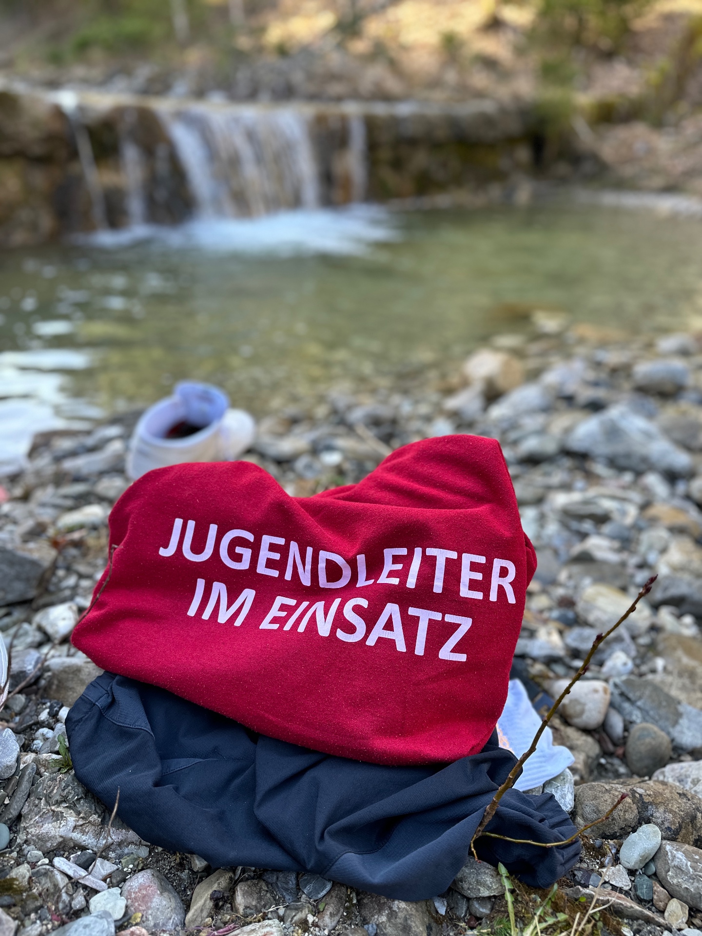 Jugendleiter-Hoodie am Bachufer – Jugendleiter im Einsatz