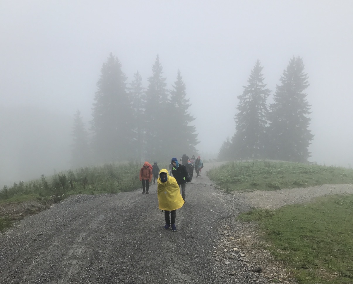 Wandergruppe im Nebel auf einem Bergpfad