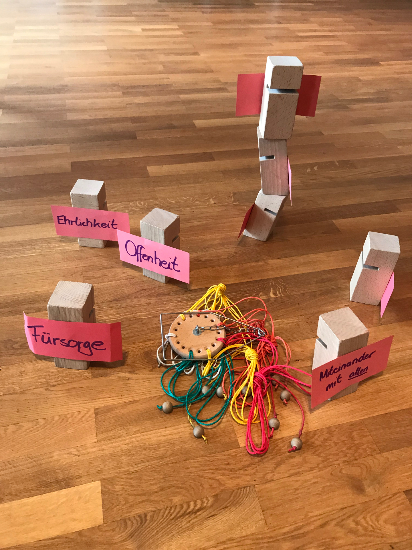 Kinder beim Turmbau – Teamspiel und Geschicklichkeit