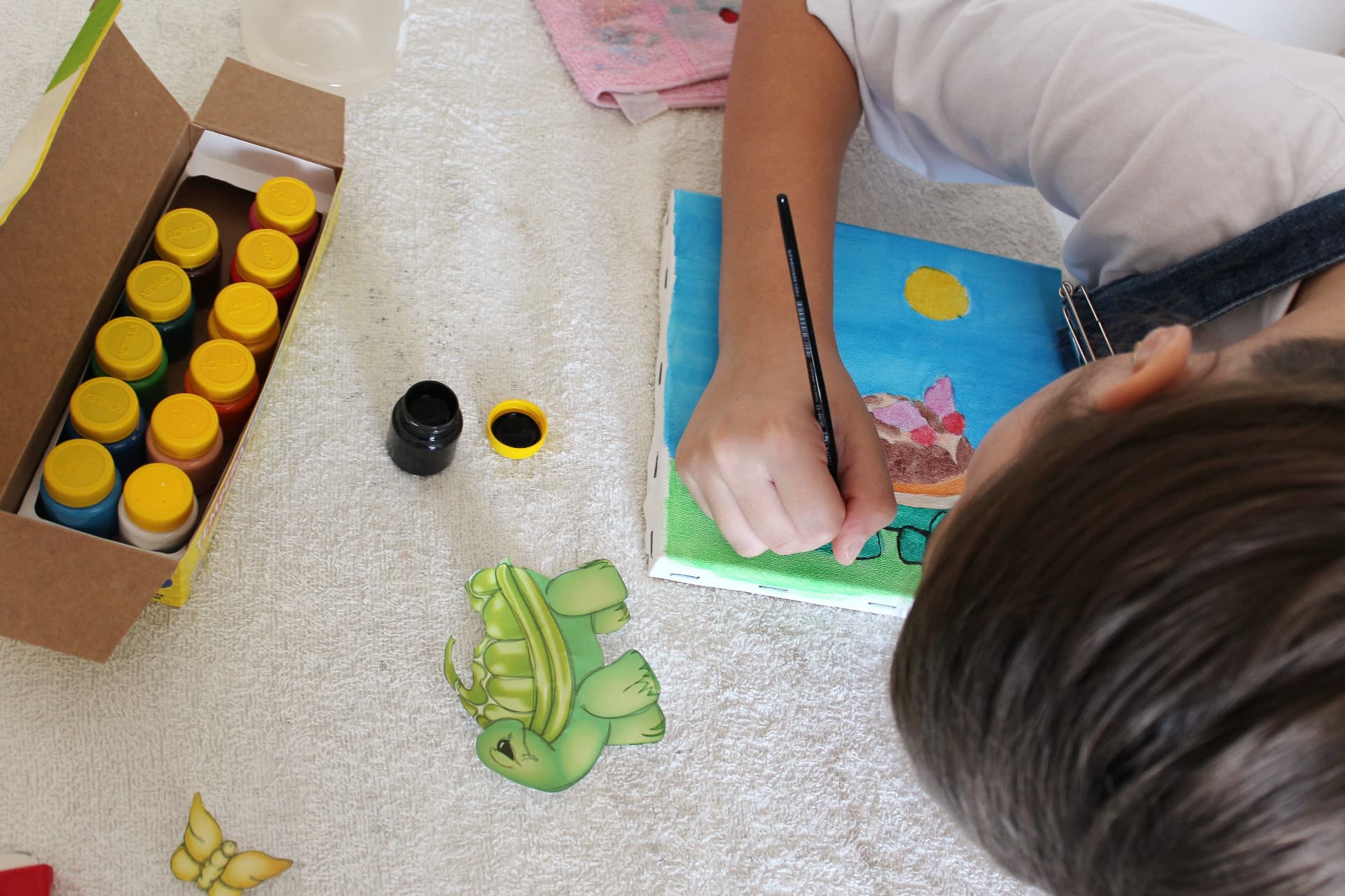 Kinder malen gemeinsam bei einem Schulprojekt